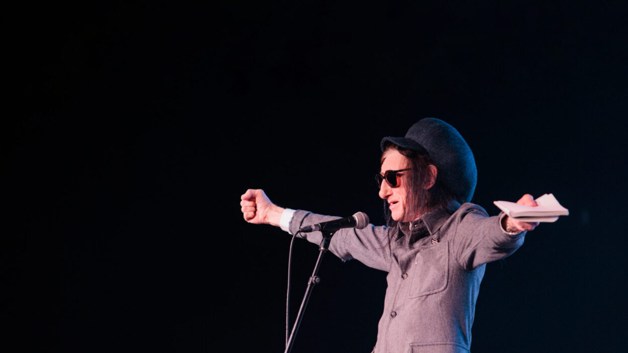 Punkpoesins gudfader John Cooper Clarke på turné för första gången i Sverige