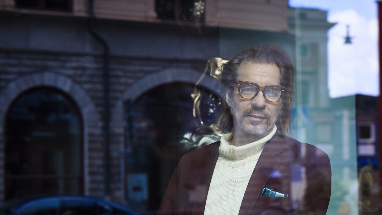 Poeten Bob Hansson på turné med forskning, dikt, meditation och fridans