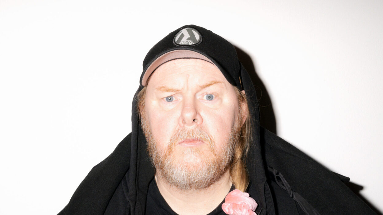 Mattias Alkberg släpper självbiografiska låten Spela Anti Cimex och turnerar i höst