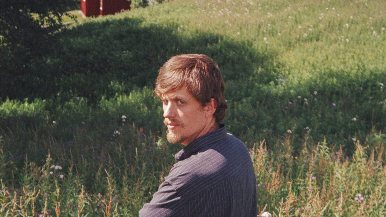 Teodor Wolgers på turné med farfar Beppe Wolgers dikter